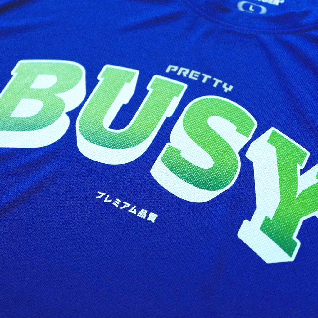 PRETTYCOOLSTRANGER®️が「Pretty BUSY」Tシャツを発表